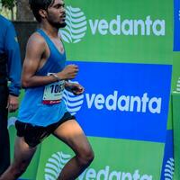 Neu Delhi, Indien - - Oktober 15 2023 - - Vedanta Delhi Hälfte Marathon- Rennen nach covid im welche Marathon- Teilnehmer Über zu Kreuz das Fertig Linie, Delhi Hälfte Marathon- 2023 foto