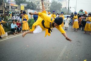 Delhi, Indien, Oktober 2, 2023 - - sikhs Anzeige Gatka und kriegerisch Kunst während jährlich Nagar Kirtan, traditionell, Prozession auf Konto von Geburtstag von Guru Nanak dev ji, Nagar Kirtan im Osten Delhi Bereich foto