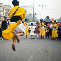 Delhi, Indien, Oktober 2, 2023 - - sikhs Anzeige Gatka und kriegerisch Kunst während jährlich Nagar Kirtan, traditionell, Prozession auf Konto von Geburtstag von Guru Nanak dev ji, Nagar Kirtan im Osten Delhi Bereich foto