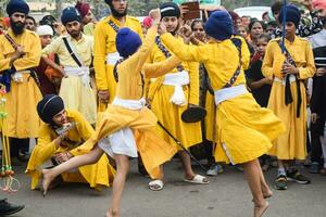 Delhi, Indien, Oktober 2, 2023 - - sikhs Anzeige Gatka und kriegerisch Kunst während jährlich Nagar Kirtan, traditionell, Prozession auf Konto von Geburtstag von Guru Nanak dev ji, Nagar Kirtan im Osten Delhi Bereich foto