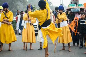 Delhi, Indien, Oktober 2, 2023 - - sikhs Anzeige Gatka und kriegerisch Kunst während jährlich Nagar Kirtan, traditionell, Prozession auf Konto von Geburtstag von Guru Nanak dev ji, Nagar Kirtan im Osten Delhi Bereich foto