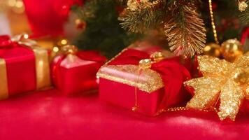 rot Weihnachten Geschenk Box und Kugeln auf Hintergrund golden Beleuchtung ai generativ foto