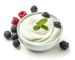Grün Schüssel von griechisch Joghurt und frisch Beeren isoliert auf Weiß Hintergrund. ai generiert foto