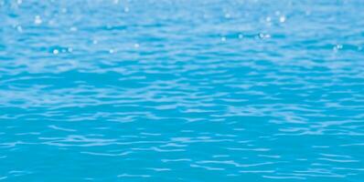 schön verschwommen natürlich Blau Hintergrund mit Highlights auf das Wasser. das Konzept von Sommer- Ferien beim Meer. ai generativ foto