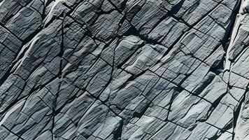 schwarz Weiß roc rk Textur. dunkel grau Stein Granit Hintergrund zum design.ough geknackt Berg Oberfläche. Nahansicht. zerbröckelt. ai generativ foto