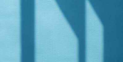 minimal abstrakt Licht Blau Hintergrund zum Produkt Präsentation. Schatten und Licht von Fenster auf Gips Mauer. ai generativ foto