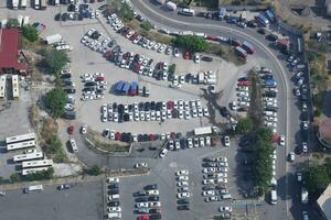 Truthahn Istanbul 12 Juni 2023. oben Aussicht von Autos Parkplatz im draussen Parkplatz Bereich im hell sonnig Tag. foto