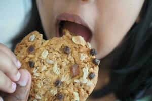 Nahansicht von Kind Mund Essen ganze Mahlzeit Kekse foto