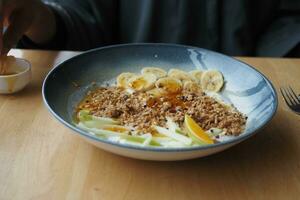 Frühstück Granola Schüssel mit Banane und Honig foto