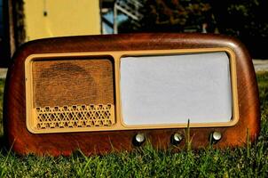 ein alt gestaltet Radio sitzt auf das Gras foto