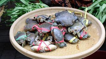 frische Krabben auf dem traditionellen asiatischen Markt foto