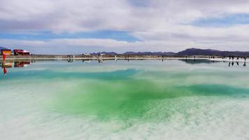 schöne naturlandschaftsansicht des smaragdgrünen salzsees in qinghai china foto