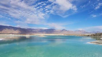 schöne naturlandschaftsansicht des smaragdgrünen salzsees in qinghai china foto