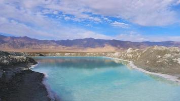 schöne naturlandschaftsansicht des smaragdgrünen salzsees in qinghai china foto