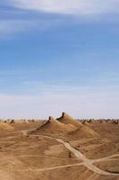 Yardang-Landform und sonniger blauer Himmel in Dunhuang Gansu China foto