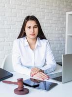 Porträt einer jungen Anwältin an ihrem Arbeitsplatz foto