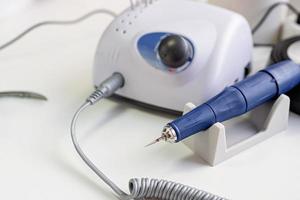 Nagelbohrer oder Maniküremaschine auf dem Tisch im Nagelstudio foto