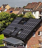 ein Haus mit Solar- Paneele auf das Dach foto