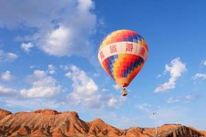 Heißluftballon in Zhangyei Danxia Landform, Gansu China foto