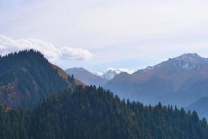 Himmelssee der himmlischen Berge in Xinjiang China. foto