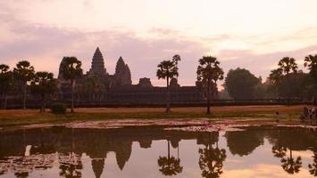 Antikes Tempelerbe Angkor Wat im Morgengrauen in Siem Ream, Kambodscha foto