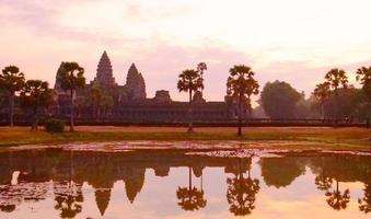 Antikes Tempelerbe Angkor Wat im Morgengrauen in Siem Ream, Kambodscha foto