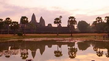 Antikes Tempelerbe Angkor Wat im Morgengrauen in Siem Ream, Kambodscha foto