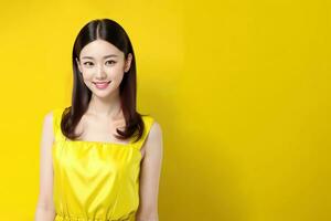 ein schön jung Frau im ein Gelb Kleid, ai generativ foto