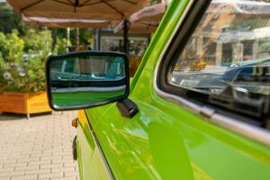 Seite Rückansicht Spiegel von ein alt klassisch Auto ist Licht grün. Einzelheiten von retro Autos foto