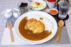 Curry Reis mit Tonkatsu gebraten Schweinefleisch Schnitzel und cremig foto