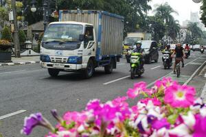 bandung Stadt, Westen Java, Indonesien. Oktober 24 2023. Aussicht von Asien afrika Straße im bandung Stadt. das Täglich Geschäft von Stadt Einwohner. viele Fahrzeuge Vorbeigehen durch auf das Straße foto