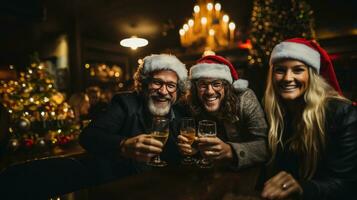 geh hinauf von drei freunde feiern Weihnachten beim das Bar. foto