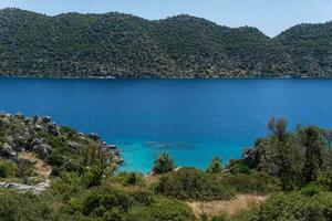 das Küste von das Meer mit schön Blau klar Wasser foto