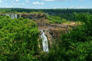 iguazu Stürze ist ein Serie von Wasserfälle auf das Rand von Brasilien und Argentinien foto