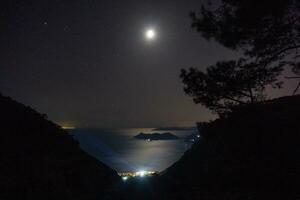 Nacht Aussicht von das Meer und das sternenklar Himmel im das Berge foto