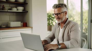 reifen Geschäftsperson Arbeiten auf Laptop beim home.ai generativ foto