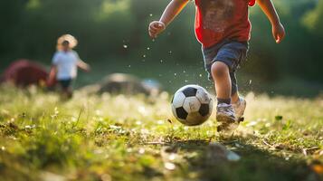 Nahansicht Beine Kind männlich freunde spielen Fußball im das hinterhof.ai generativ foto