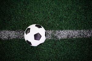 Fußball auf der weißen Linie im Stadion foto