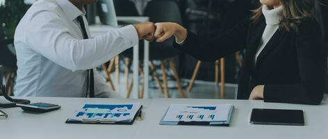 Business-Handshake für die Teamarbeit von Unternehmensfusionen und -übernahmen, erfolgreiche Verhandlungen, Handshake, zwei Geschäftsleute schütteln sich die Hand mit dem Partner zur Feier der Partnerschaft und des Geschäftskonzepts foto