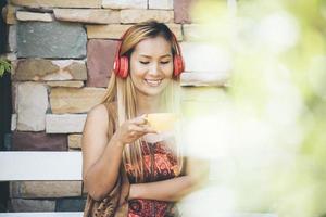 glückliche junge Frau entspannt sich mit Lieblingsmusik im Café? foto