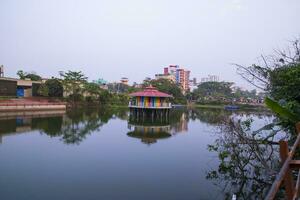 schön Landschaft Aussicht von Rasel Park See im narayanganj Stadt, Bangladesch foto