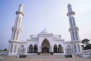 das die meisten schön architektonisch elias Ahmed Chowdhury Hochschule Jam Masjid im Bangladesch unter das Blau Himmel foto