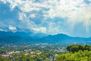 erstaunliche sonnenstrahlen auf landschaft bergpanorama luang prabang laos.