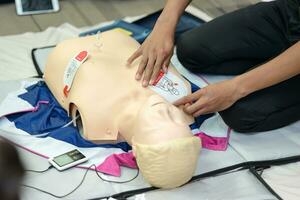 zuerst Hilfe kardiopulmonal Reanimation Kurs mit aed Ausbildung. selektiv Fokus Platzierung Elektrode foto