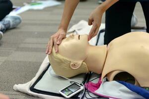 cpr zuerst Hilfe Ausbildung mit cpr Dummy im das Klasse foto