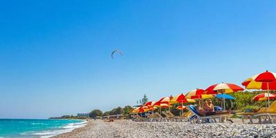 Rhodos, Griechenland 2018 - Windsurfurlaub mit türkisfarbenem Wasser am Strand von Ialyssos in Rhodos, Griechenland