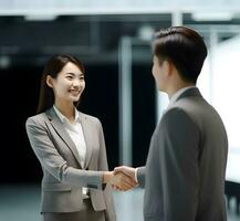 asiatisch jung Frau zittern Hände mit Geschäftsmann foto