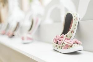 Schuhe für junge Mädchen im Modegeschäft für Kinderschuhe foto