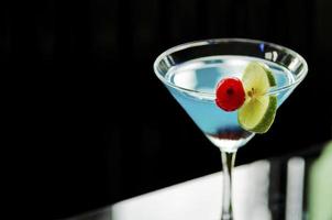 Blue Curacao Cocktail mit Kirsche und Limette foto