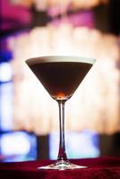 Espresso-Kaffee-Martini-Cocktail in trendiger Bar foto